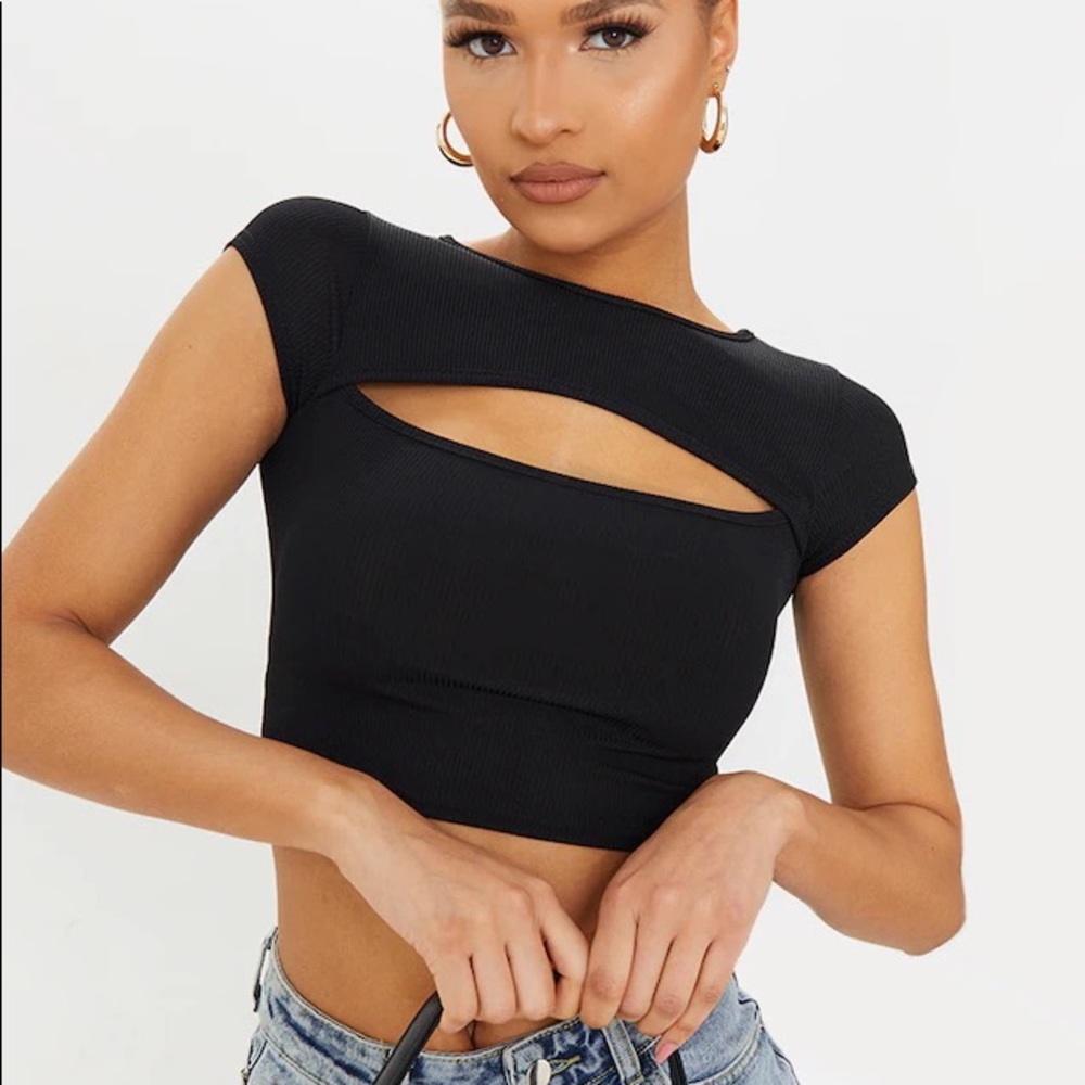 PrettyLittleThing Black Rib Cut Out Short Sleeve Crop Top